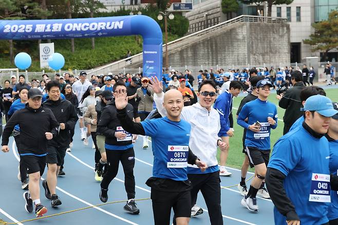8일 오전 서울 연세대 신촌캠퍼스 열린 '제1회 온코런' 대회에서 참가자들이 출발 신호에 맞춰 힘차게 달려 나가고 있다. /장경식 기자