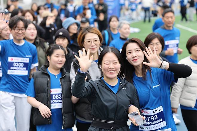 8일 오전 서울 연세대 신촌캠퍼스 열린 '제1회 온코런' 대회에서 참가자들이 출발 신호에 맞춰 힘차게 달려 나가고 있다. /장경식 기자