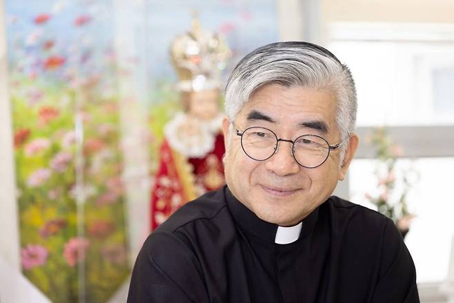 전투적인 치유 에세이 ‘끝까지 나를 사랑하는 마음’을 펴낸 홍성남 신부. 가톨릭 영성심리상담소 소장./사진=김흥구