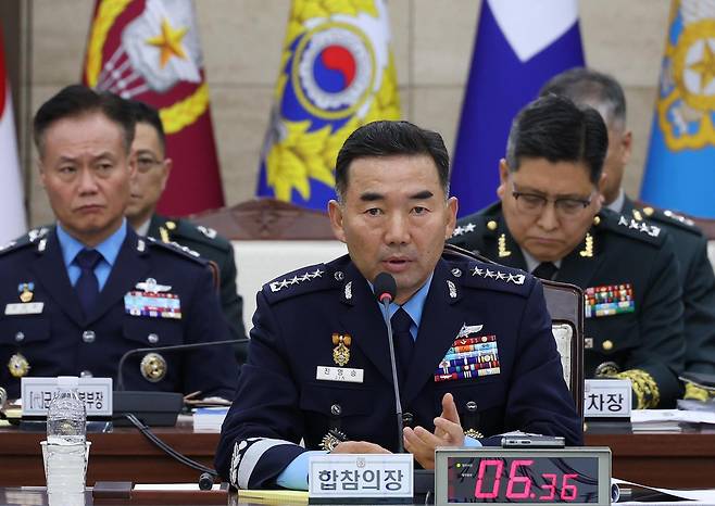 진영승 합동참모본부 의장(가운데)이 지난달 14일 서울 용산구 합참본부에서 열린 국정감사에서 의원 질의에 답변하고 있다. 합참은 장군과 주요 영관급 장교들을 대거 교체하는 대규모 인적 쇄신에 들어가 이르면 다음 주 장성 인사를 발표할 계획이다. 사진공동취재단