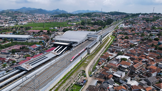 인도네시아 고속철도 후시가 정차하는 파달라랑역 모습. 반둥 시내 중심에 있는 반둥역까지 경전철로 18분 떨어져 있다. 신화통신 뉴시스
