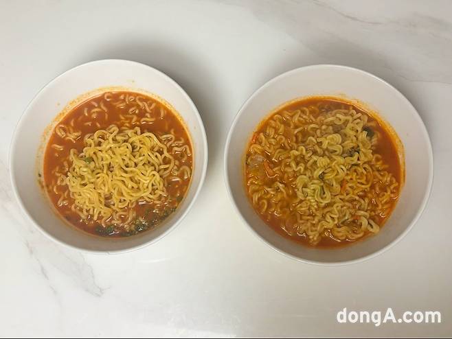 새로 출시된 삼양1963(사진 왼쪽)와 기존 삼양라면. 황소영 기자 fangso@donga.com