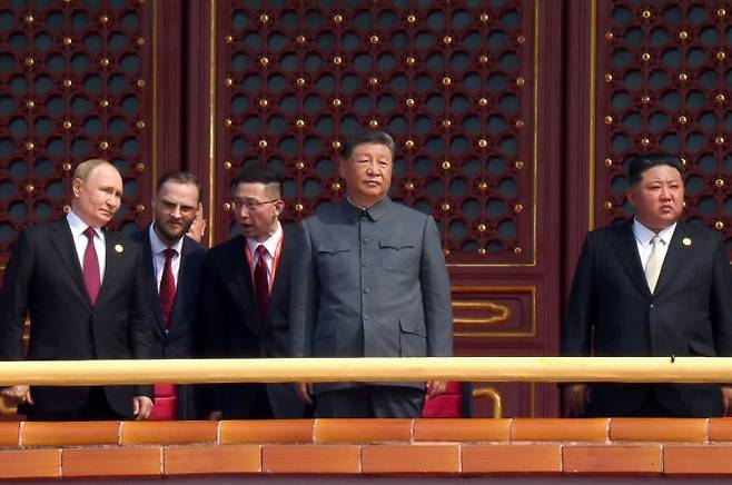 블라디미르 푸틴 러시아 대통령과 시진핑 중국 국가주석은 9월 3일 중국에서 열린 전승절 80주년 열병식에서 ‘영생’에 관해 담소를 나눴다. 당시 마이크를 통해 담소가 그대로 생중계되며 한동안 세계적인 이슈가 됐다. 연합뉴스 제공