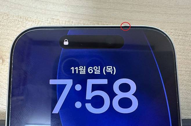 네이버 카페 '아사모'에 올라온 아이폰 17 프로 프레임이 휘어진 모습 캡처