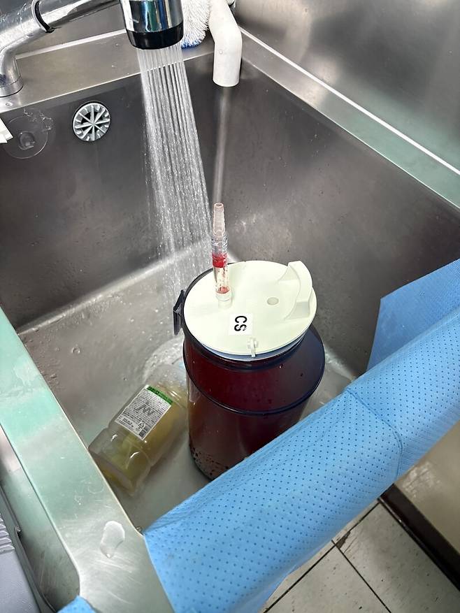 환자 수술이 끝난 뒤 석션통(큰 통)에 담긴 피와 기타 오물, 작은 통에 담긴 고름 등은 개수대에 버리고 깨끗이 세척한다. 남궁인 작가 제공