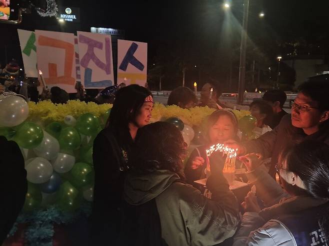 2025년 11월5일 생일을 맞은 고진수 민주노총 관광레저산업노조 세종호텔지부장을 위해 동료들이 서울 중구 세종호텔 앞에서 케이크를 준비하고 있다. 세종호텔 복직 교섭이 공회전한 결과 고 지부장은 고공농성 266일째인 이날도 땅을 밟지 못했다. 신다은 기자