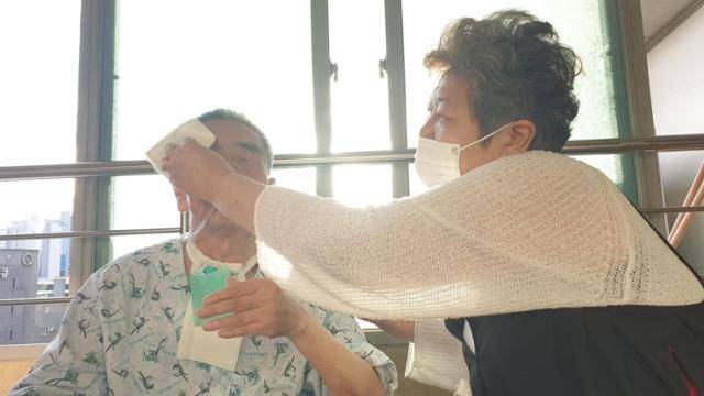 고(故) 이외수 작가의 부인 전영자씨가 지난 7일 별세했다. 이외수 페이스북