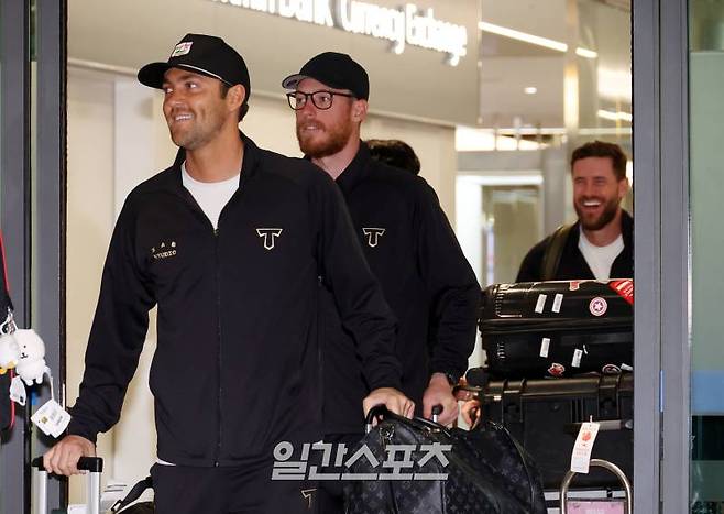 KIA 네일, 올러, 위즈덤이 일본 오키나와에서의 2차 스프링캠프를 마치고 5일 오후 인천국제공항을 통해 귀국하고 있다. 인천공항=김민규 기자 /2025.03.05/