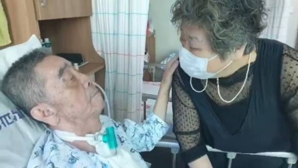 투병 중인 소설가 이외수씨를 간병하고 있는 아내 전영자씨. [사진=이외수 페이스북]