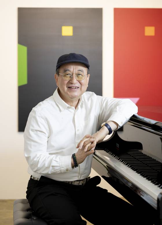 ‘산울림’의 둘째 김창훈. “피아노를 못 치는 게 핸디캡”이라는 그가 갤러리 내 피아노 앞에서 활짝 웃었다. 김상선 기자