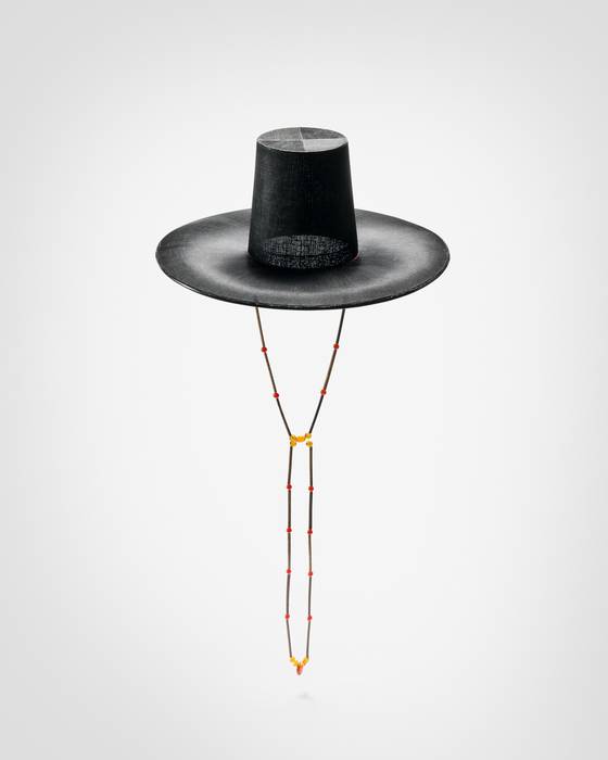 갓 표면에 고운 명주 실을 한 올 한 올 입히고 옻칠을 더해 반투명의 격조 높은 멋을 선사하는 통영 진사립. 정춘모 입자장의 작품. [사진 국가유산진흥원]