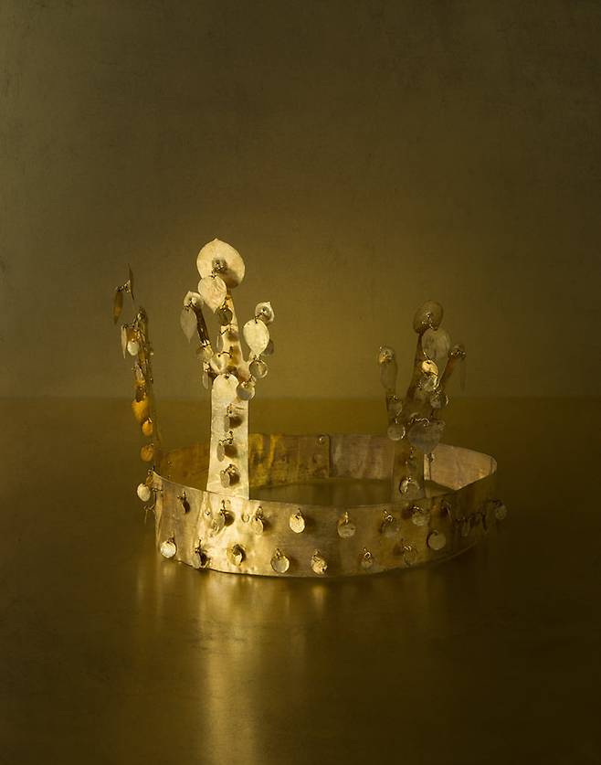 이번 전시에 나온 교동 금관. 5세기 초 금관으로, 여섯 금관 중 가장 이른 시기에 만들어진 것으로 추정된다. 이후 시기에 제작된 전형적인 신라 금관의 ‘出’자 모양에 비해 나뭇가지 모양의 장식이 사실적이다. 경주 교동의 한 무덤에서 도굴꾼이 파냈다가 1972년 국가에 압수됐다. 신라 금관 중 순도(21.4K)가 가장 높지만 도굴품이다 보니 관련 정보가 적고, 국가지정문화재로도 지정되지 못했다. /국립경주박물관, 구본창 작가 제공