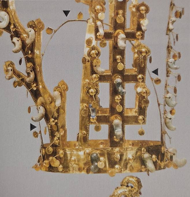 ▼로 표시한 부분은 머리를 고정하기 위한 구조물로 추정된다. /국립경주박물관