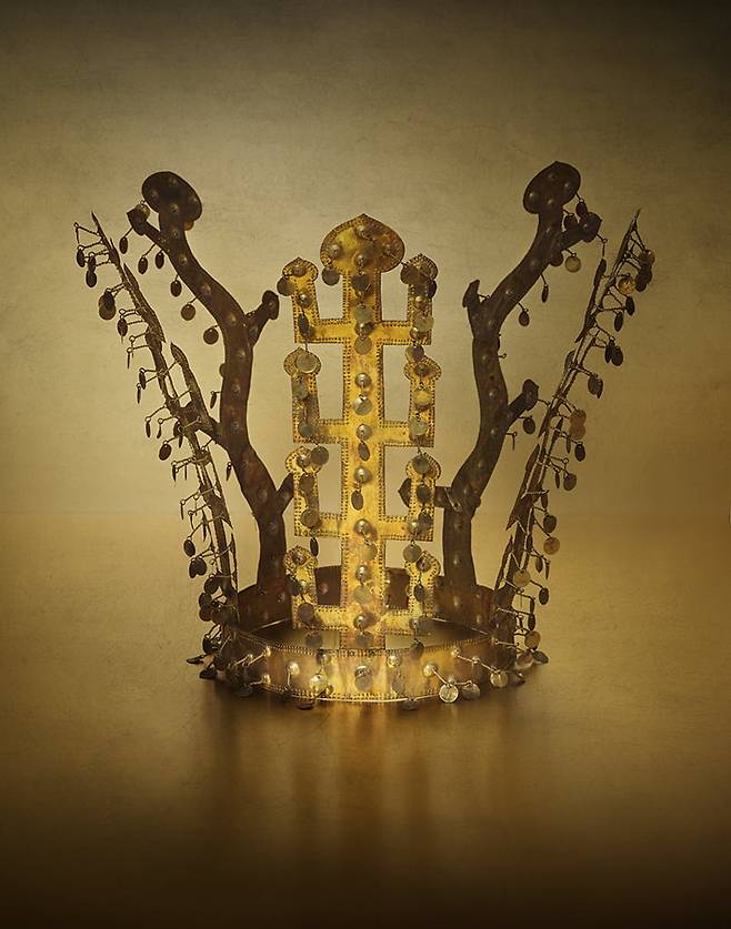 금령총 금관. 전시장에서 보면 다른 금관보다 크기가 확연히 작다. 장식도 곡옥이 없는 간소한 형태다. 금관의 주인은 6세기 초 사망한 열 살배기 왕자로 추정된다. 금관의 크기와 함께 나온 금 허리띠의 길이(74㎝) 등이 어린아이에게 맞는 치수이기 때문이다. 무덤 이름은 출토된 금방울(金鈴)에서 이름을 따 금령총으로 지었다. /국립경주박물관, 구본창 작가 제공