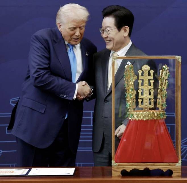 이재명 대통령이 지난 29일 경북 국립경주박물관에서 도널드 트럼프 미국 대통령에게 '천마총 금관 모형'을 선물한 뒤 악수하고 있다.  /한경DB