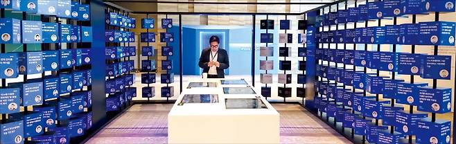 7일 서울 삼성동 그랜드인터컨티넨탈 서울 파르나스에서 열린 ‘삼성미래기술육성사업 2025 애뉴얼 포럼’ 행사장에 삼성미래기술육성사업 지원을 받은 연구 과제들이 전시돼 있다. 2013년 미래기술육성사업을 시작한 삼성은 지난 12년간 1조5000억원의 기금을 조성하고 1만6000여 명의 연구진을 지원했다.  /삼성전자 제공