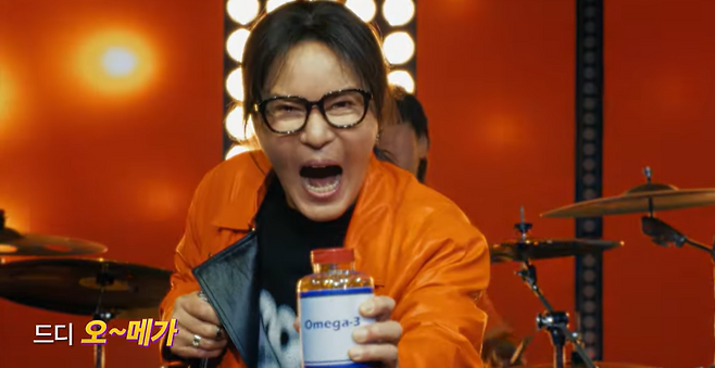 가수 김종서가 대표곡 <아름다운 구속>에서 후렴구 “드디어 내가”를 “드디오~메가”로 부르고 있는 지마켓 ‘빅스마일 데이’ 광고 한 장면. 광고 영상 캡쳐