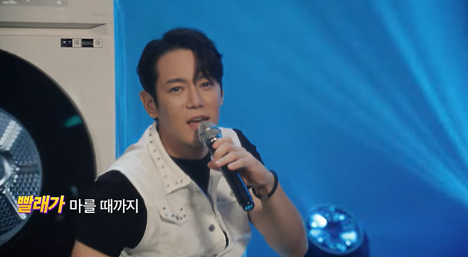 가수 환희가 ‘플라이 투 더 스카이’ <Sea Of Love>에서 “눈물이 마를 때까지”를 “빨래가 마를 때까지”로 개사해 부르고 있는 지마켓 ‘빅스마일 데이’ 광고의 한 장면. 광고 영상 캡쳐