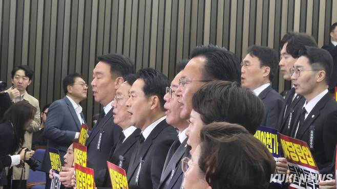 장동혁 국민의힘 대표와 송언석 원내대표, 김도읍 정책위의장, 정희용 사무총장 등 국민의힘 지도부가 지난 4일 국회 본관에서 열린 의원총회에서 ‘야당탄압’ 규탄사를 외치고 있다. 임현범 기자