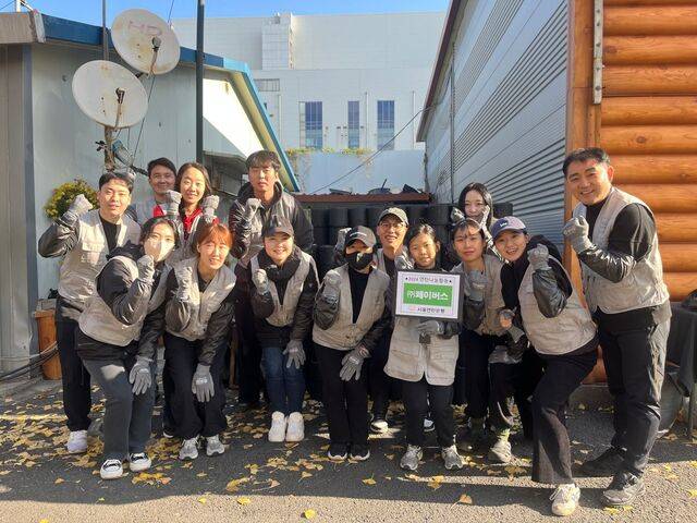 지난해 11월 연탄봉사에 참여한 신우회 직원들의 단체사진. 페이버스 제공