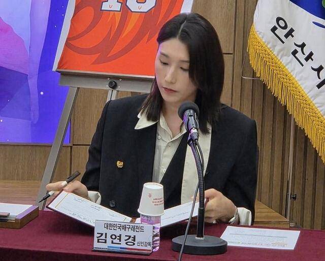 은퇴한 '배구 여제' 김연경이 지난 7월 29일 안산시청에서 열린 파트너십 체결 행사에서 협약서에 사인하고 있다. 김연경은 경기 안산에서 촬영 중인 MBC 배구 예능 프로그램에서 감독으로 활약 중이다. 연합뉴스