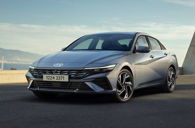 그랜저를 제치고 세단 1위를 기록한 아반떼 [사진출처=현대차]