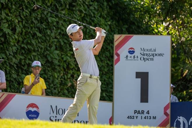 왕정훈이 8일 아시안투어 마오타이 싱가포르 오픈 3라운드 1번홀에서 티샷한 공을 바라보고 있다. 아시안투어