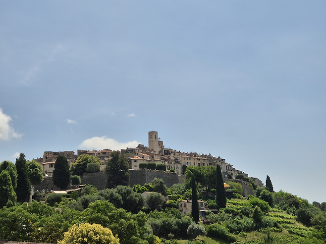 언덕위에 지어진 그림 같이 예쁜 마을 생폴드방스 ©김슬기