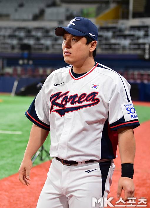 2024년 10월 29일 오후 고척스카이돔에서 류중일 감독이 이끄는 2024 WBSC 프리미어12 대표팀이 훈련을 진행했다. 대표팀의 박동원이 훈련에 앞서 웜업을 준비하고 있다. 류 감독은 이날 인터뷰에서 선수들의 부상 방지를 강조했다. 한국과 쿠바의 프리미어12 평가전 1,2차전은 오는 11월 1일과 2일 고척스카이돔에서 열린다. 사진=김재현 기자