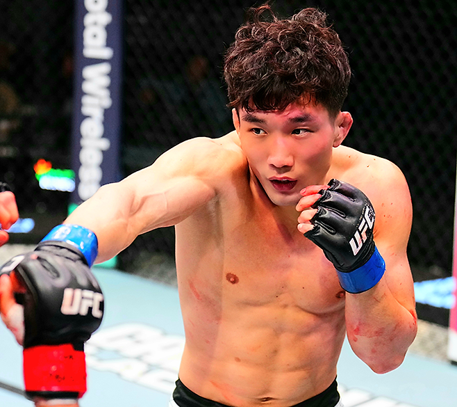 RTU 시즌2 밴텀급 우승자 이창호가 2025년 11월 미국 네바다주 엔터프라이즈 UFC on ESPN+ 121 제6경기에서 티머시 앙헬 쿠암바를 상대하고 있다. 사진=TKO