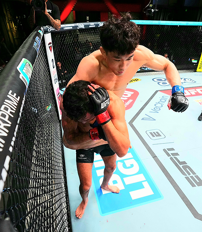RTU 시즌2 밴텀급 우승자 이창호가 2025년 11월 미국 네바다주 엔터프라이즈 UFC on ESPN+ 121 제6경기 1라운드 티머시 앙헬 쿠암바의 등에 매달려 공격하고 있다. 사진=TKO