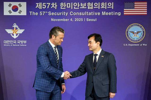 안규백(오른쪽) 국방부 장관과 피트 헤그세스 미국 국방부 장관이 지난 4일 서울 용산구 국방부에서 열린 제57차 한미안보협의회의(SCM)에 앞서 악수하고 있다. 뉴시스