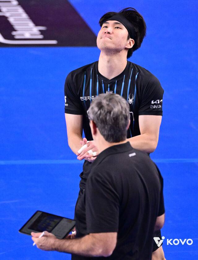 현대캐피탈 신호진과 필립 블랑 감독./KOVO