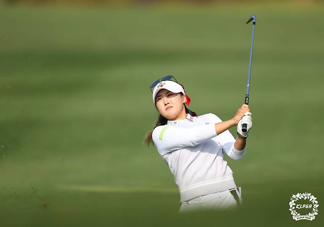 9번 홀에서 아이언 샷을 날리고 있는 리슈잉. [사진=KLPGA]
