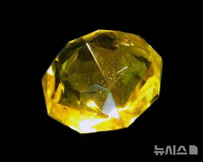 [서울=뉴시스]피렌체 다이아몬드의 유리 복제품(사진 = 유니버설 히스토리 캡처)