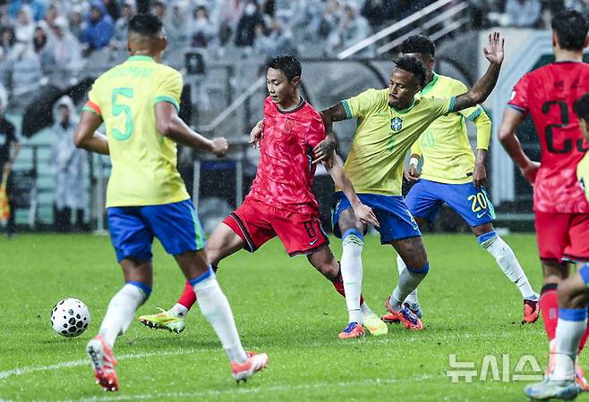 [서울=뉴시스] 권창회 기자 = 지난달 10일 서울 마포구 서울월드컵경기장에서 열린 남자 축구 국가대표 10월 A매치 친선전 대한민국과 브라질의 경기, 백승호가 밀리탕과 몸싸움을 하고 있다. 2025.10.10. kch0523@newsis.com