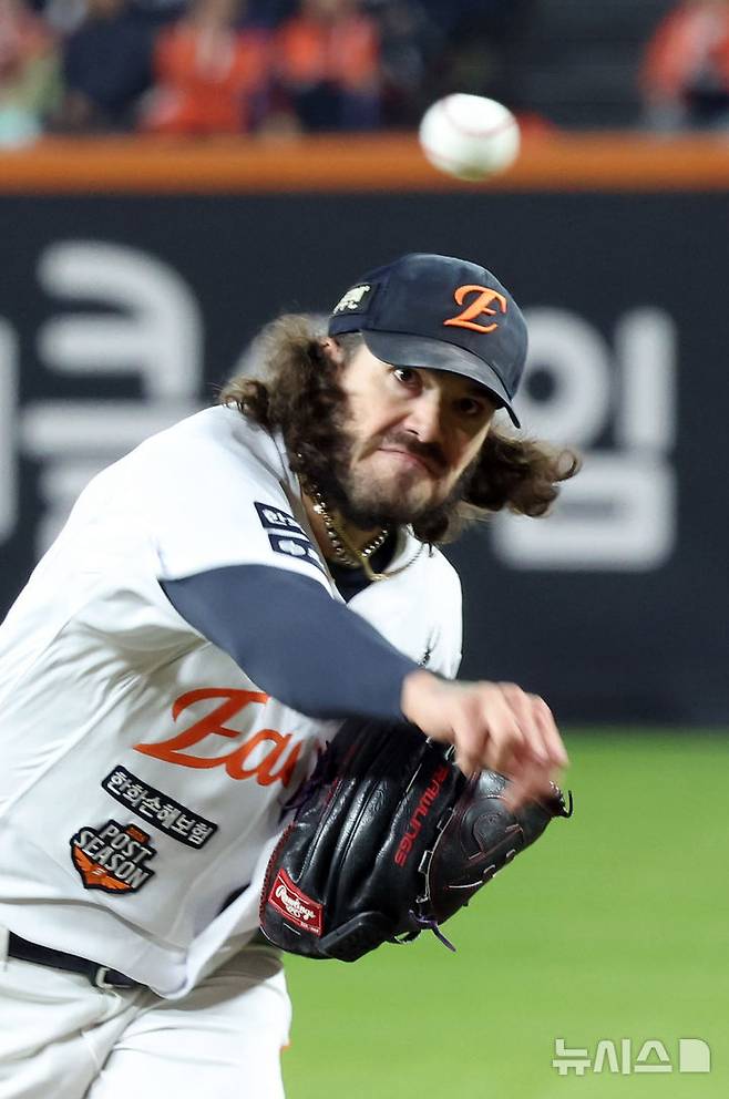 [대전=뉴시스] 강종민 기자 = 29일 대전 중구 한화생명볼파크에서 열린 2025 KBO 한국시리즈 3차전 LG 트윈스와 한화 이글스의 경기에서 한화 선발 폰세가 역투하고 있다. 2025.10.29. ppkjm@newsis.com