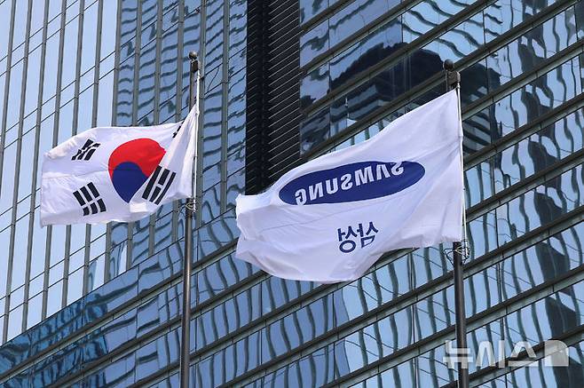 [서울=뉴시스] 권창회 기자 = 30일 서울 삼성전자 서초사옥의 깃발이 펄럭이고 있다. 삼성전자가 30일 연결 기준 매출 86조1000억원, 영업이익 12조2000억원의 올해 3분기 실적을 발표했다. 전사 매출은 전분기 대비 15% 증가하며 역대 최대 분기 매출을 기록했다. .2025.10.30. kch0523@newsis.com