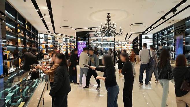 캉카스백화점 매장이 고객들로 북적이고 있다. *재판매 및 DB 금지