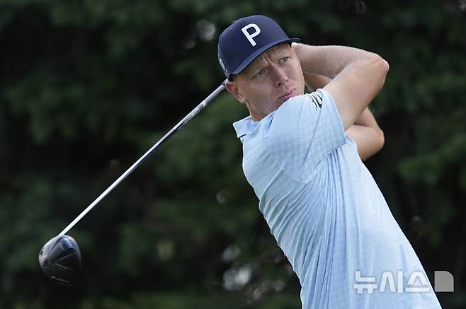 [블레인=AP/뉴시스] 마티 슈미트, 미국프로골프(PGA) 투어 월드와이드 테크놀리지 챔피언십 둘째 날 단독 1위 도약. 2025.07.24.