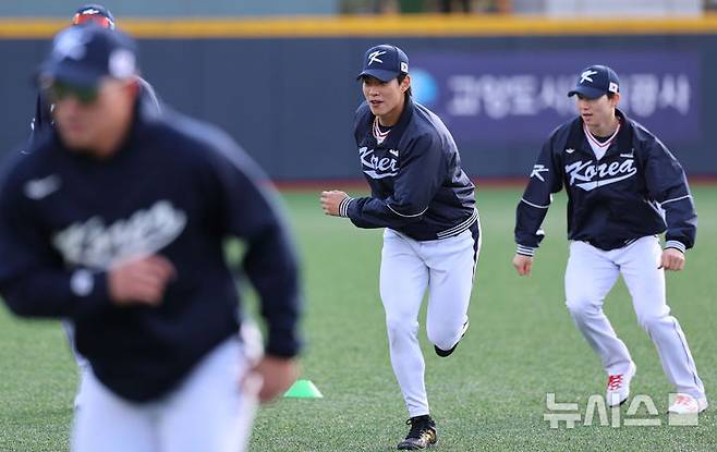 [고양=뉴시스] 권창회 기자 = 대한민국 야구 국가대표팀 송성문이 2일 오후 경기 고양시 고양국가대표야구훈련장에서 첫 훈련을 하고 있다. 2025.11.02. kch0523@newsis.com