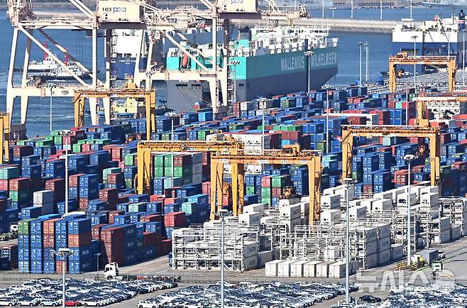 [평택=뉴시스] 김종택 기자 = 올해 3분기(7~9월) 우리나라 경제는 1.2% 성장하며 1년 6개월 만에 다시 1%대 성장률로 반등했다. 트럼프 행정부의 관세 여파에도 반도체와 승용차를 중심으로 수출이 호조세를 이어갔고 새 정부의 소비쿠폰 정책 효과로 민간소비도 반등했다.한국은행이 28일 발표한 2025년 3분기 연간 실질 국내총생산(GDP) 속보치에 따르면 올해 3분기 실질GDP는 전기대비 1.2% 성장했다. 지난해 1분기 달성했던 성장률 1.2% 이후 1년 6개월 만에 최대 상승폭이다.사진은 이날 경기 평택항에 수출입 컨테이너가 쌓여 있는 모습. 2025.10.28. jtk@newsis.com