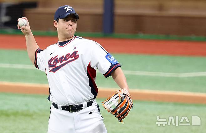 [서울=뉴시스] 이영환 기자 = 야구 대표팀 노시환이 7일 오후 서울 구로구 고척스카이돔에서 열린 훈련에서 캐치볼을 하고 있다.내년 3월에 열리는 월드베이스볼클래식(WBC)을 대비하기 위해 대표팀은 오는 8일~9일체코, 15일~16일 일본과 평가전을 치른다. 2025.11.07. 20hwan@newsis.com