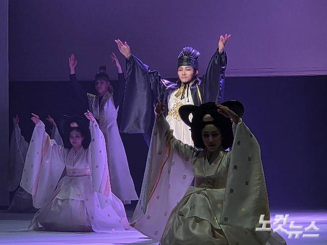 기무간은 태평무를 재해석한 8장 '빛의 시간'에서 부드러우면서도 품격 있는 무대를 선보였다. 곽인숙 기자
