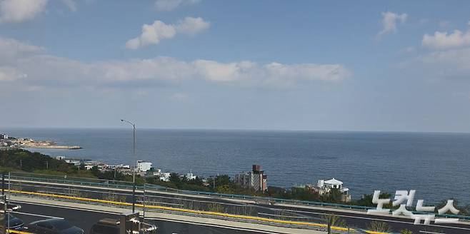포항-영덕고속도로 포항휴게소에서 본 동해 바다. 김대기 기자