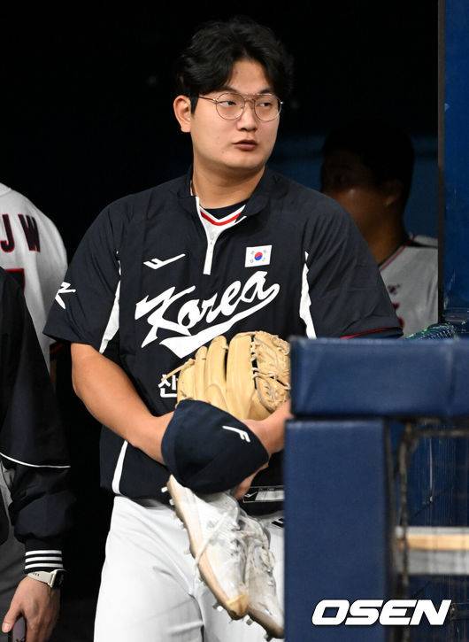 [OSEN=고척, 조은정 기자]류지현 감독이 이끄는 야구 대표팀이 4일 고척스카이돔에서 훈련을 진행했다.대표팀은 오는&nbsp;8일과 9일&nbsp;고척스카이돔에서 열리는 2025 K-베이스볼 시리즈 체코 대표팀과의 2경기를 시작으로&nbsp;15일과 16일 양일에 걸쳐 도쿄돔에서 일본 대표팀과 2경기를 치른다.&nbsp; 야구대표팀 김서현이 훈련을 위해 그라운드에 들어서고 있다. 2025.11.04 /cej@osen.co.kr