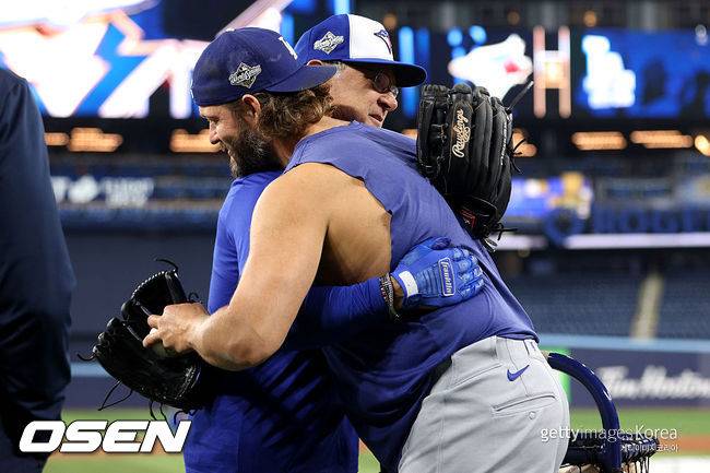 [사진] 토론토 돈 매팅리 벤치코치가 다저스 클레이튼 커쇼와 포옹하고 있다.  ⓒGettyimages(무단전재 및 재배포 금지)