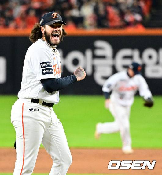 [OSEN=대전, 지형준 기자] 29일 대전시 중구 부사동 대전한화생명볼파크에서 2025 신한 SOL Bank KBO리그 포스트시즌 한국시리즈 3차전 한화 이글스와 LG 트윈스의 경기가 진행됐다.이날 경기에 한화는 폰세를, LG는 손주영을 선발투수로 내세웠다. 2회초 2사 1루에서 한화 폰세가 LG 박동원을 삼진 처리하며 기뻐하고 있다. 2025.10.29 /jpnews@osen.co.kr