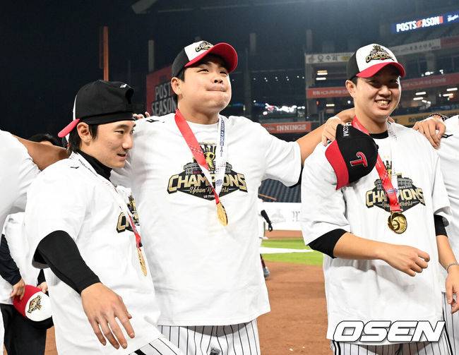 [OSEN=대전, 이대선 기자] 이변은 없었다. 2025시즌 우승팀은 무적 LG 트윈스다.&nbsp;프로야구 LG 트윈스는 31일 대전 한화생명볼파크에서 열린 2025 신한 SOL뱅크 KBO 한국시리즈(7전 4선승제) 한화 이글스와의 5차전에서 4-1로 승리했다.정규시즌 1위 LG는 시리즈 전적 4승 1패로 통합우승 금자탑을 쌓았다. LG의 통합우승은 1990년, 1994년, 2023년에 이은 통산 4번째로, 염경엽 감독은 2023년 부임 후 3년 사이 팀을 두 차례나 정상에&nbsp;올려놓는 위대한 업적을 달성했다. 2023년 1위, 2024년 3위, 2025년 1위로 KBO리그에 트윈스 왕조 시대를 활짝 열었다.&nbsp;반면 2위 한화는 플레이오프를 거쳐 2006년 이후 19년 만에 한국시리즈 무대를 밟았지만, LG의 벽을 넘지 못하며 1999년 이후 26년 만에 통산 두 번째 우승이 무산됐다.&nbsp;LG 선수단이 팬들과 함께 응원가를 부르고 있다. 2025.10.31 /sunday@osen.co.kr