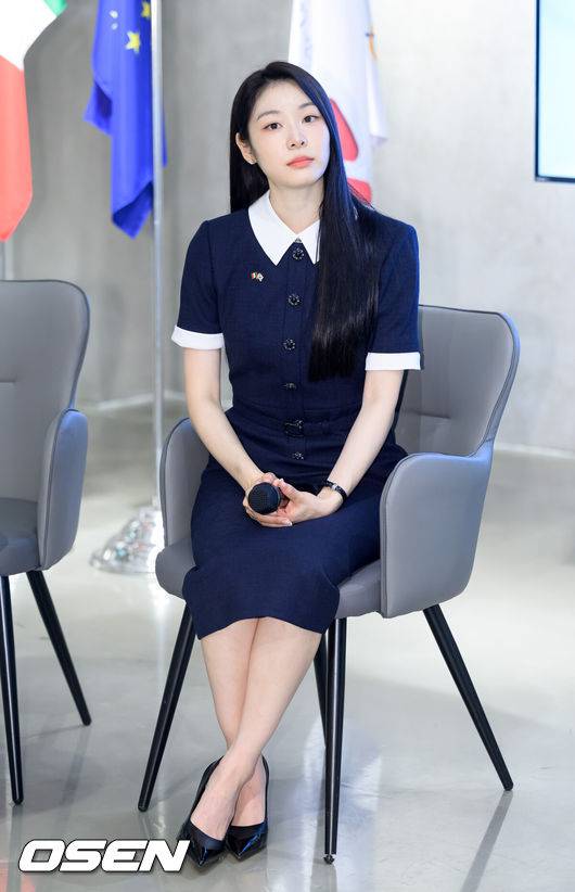 [OSEN=이대선 기자] 25일 서울 강남구 신사동 하이스트리트 이탈리아에서 2026 밀라노 코르티나 동계 올림픽 공식 설명회가 열렸다.밀라노 코르티나담페초 동계올림픽은 오는 2026년 2월 6일부터 22일까지 이탈리아 밀라노와 코르티나담페초 등에서 진행된다.전 피겨스케이팅 선수 김연아가 인사말을 하고 있다 2025.06.25 /sunday@osen.co.kr